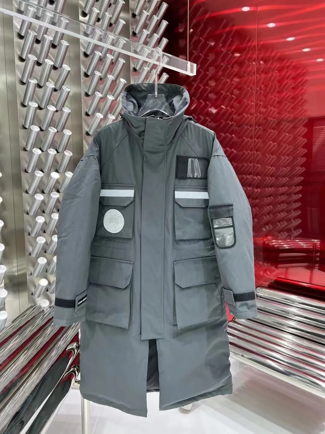【Authentic level】Special offer Co-branded/𝘾𝘼𝙉𝘼𝘿𝘼 𝙂𝙊𝙊𝙎𝙀 CANADA GOOSE Canada goose juun.j co-branded Resolute parka 8501 model produced by JUUN J co-branded Resolute 3-in-1 parka This coat is the product of our partnership with juun j One of the jointly launched Series, it reinterprets our Classic Resolute parka, integrating fashionable style with outstanding functionality. This three-in-one piece is designed with exaggerated proportions and the down-filled soft shell can not only be worn in combination, but also flexibly worn alone. The coat features oversized Silver Canada Goose discs and co-branded suspenders. Uses Y-shaped Velcro imported from Taiwan (market exclusive) Uses 18-count polyester-cotton blended fabric (Authentic synchronous fabric) imported from South Korea, national standard 80% Guangzhou-inspected white duck down, (zp uses 80% white duck down/everything boasting 90% is fake) Size: xs s m